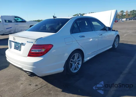 2013 Mercedes-Benz C 300 Sport 4Matic z USA, uszkodzony, nr VIN WDDGF8AB4DR270996